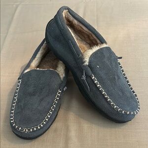 EUC Women’s Gray Moccasin Slippers